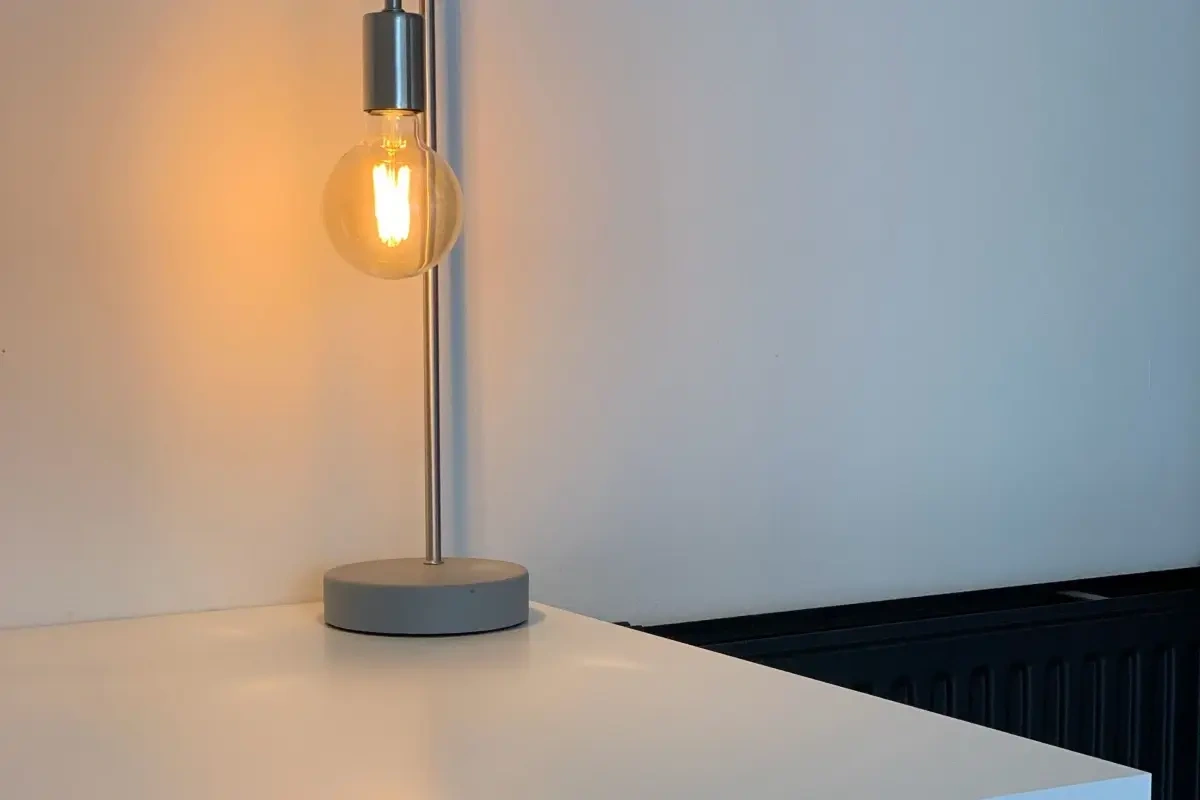 Hvilken bordlampe skal du vælge? 5 overvejelser der gør dit valg nemmere