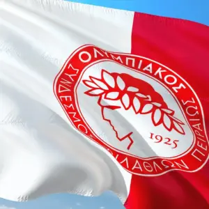 Sådan laver du et Olympiakos-tema hjørnebord til din fanstue